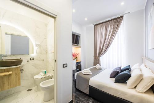 una camera d'albergo con un letto e un bagno di Palace Napoli a Napoli