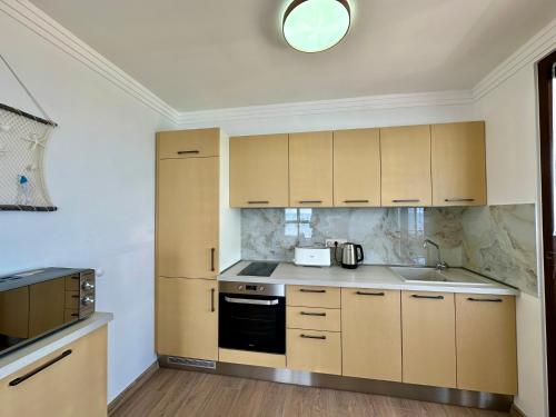 Una cocina o zona de cocina en Apartment complex Mirage of Nessebar