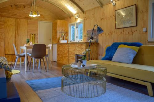 Χώρος καθιστικού στο Pipowagen in Drenthe aan het Dwingelderveld