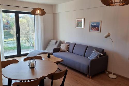 ベセノヴァにあるApartmán Bešeňのソファとテーブルのあるリビングルーム