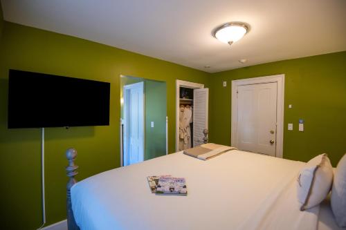 Una cama o camas en una habitación de The Primrose