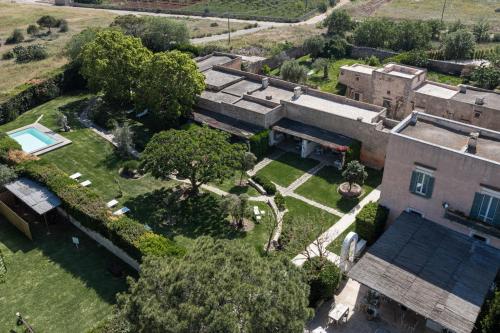 una vista aérea de una casa con patio en Masseria Li Foggi en Gallipoli