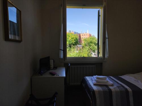 een slaapkamer met een bed en een raam met uitzicht bij Braschi 8 B&B in Zola Predosa