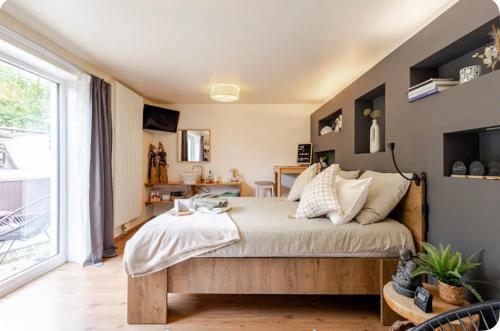 1 dormitorio con cama y ventana grande en Bed & breakfast Duna met hammam, jacuzzi, sauna en Koksijde