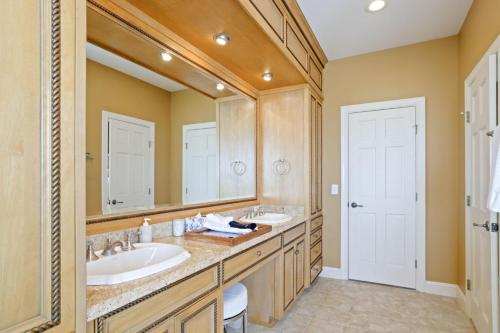 a bathroom with two sinks and a large mirror at Pipers Paradise in Beech Mountain