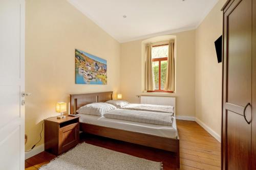 En eller flere senge i et værelse på Alte Stadtvilla am Weinberg 1