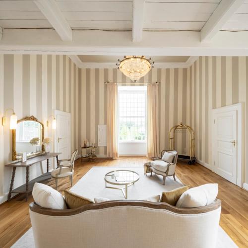 a living room with a couch and a table at Schloss Hertefeld & Hertefeldhof in Weeze