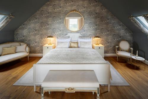 a bedroom with a large white bed and a mirror at Schloss Hertefeld & Hertefeldhof in Weeze
