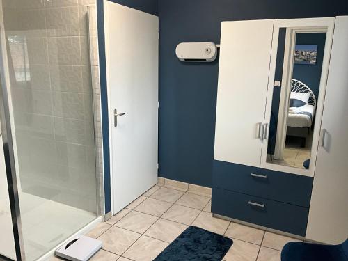 Łazienka z prysznicem i szklanymi drzwiami w obiekcie Casa Di fiore w mieście Maubourguet