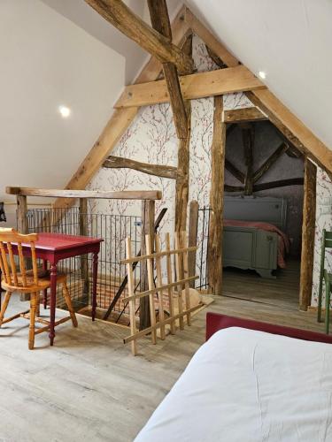une chambre mansardée avec un lit et une chambre dans l'établissement Moulin de Galerne, Le gite du Meunier, à Seigy