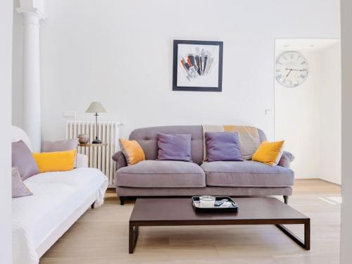 un salon avec un canapé et une table basse dans l'établissement Le Bel Époque - Logement Centre Cannes, à Cannes