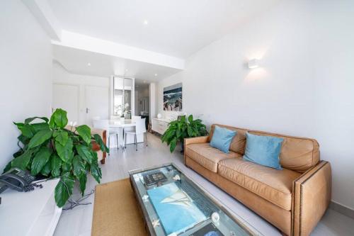 un salon avec un canapé et une table dans l'établissement Superbe appartement vue mer Gallia, à Cannes