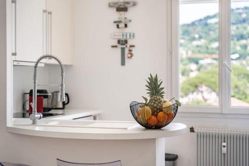 - un bol de fruits sur un comptoir dans la cuisine dans l'établissement Superbe appartement vue mer Gallia, à Cannes