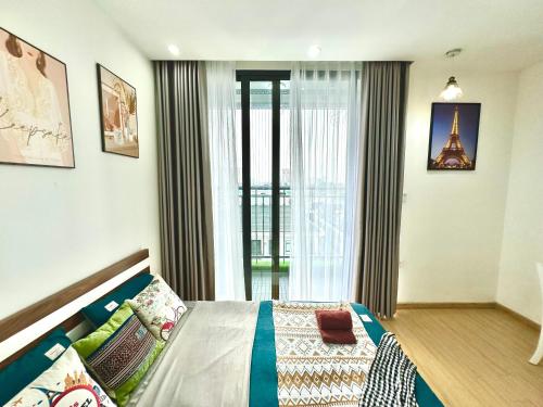 Postel nebo postele na pokoji v ubytování 5 Star Studio In Vinhomes Green Bay Near My Dinh Stadium and BigC Thang Long