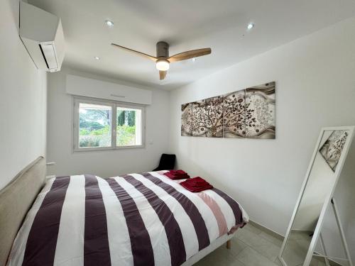 Tempat tidur dalam kamar di Appartement 3ch avec terrasse et jardin à 400m de la plage