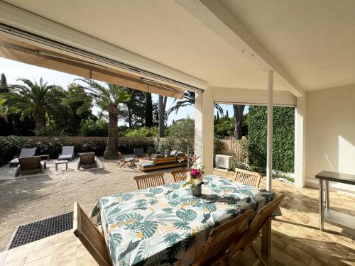 Galeriebild der Unterkunft Appartement 3ch sur terrasse et jardin privatif 400m de la plage in Cavalaire-sur-Mer