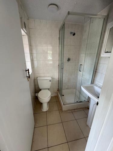 une salle de bains avec toilettes, douche et lavabo dans l'établissement Renfrew Road, à Hounslow