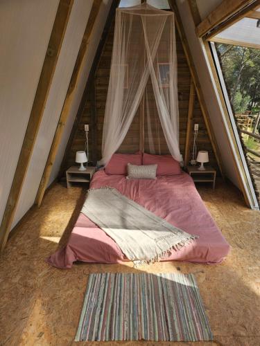 een slaapkamer met een bed op zolder bij Glamping Lodge Estartit in L'Estartit