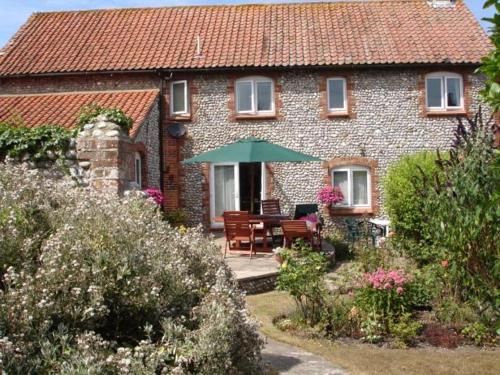 Zahrada ubytování HOXNE HOUSE WEYBOURNE,N Coast sleeps 14 5 bedroom j72