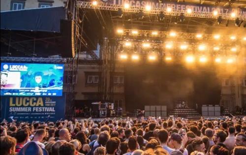 a crowd of people standing in front of a stage at Stone house in Larciano