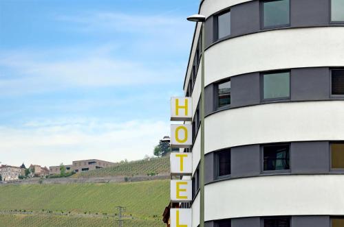 ein Hotel mit dem Wort Hotel auf der Seite eines Gebäudes in der Unterkunft B&B HOTEL Wien-St-Marx in Wien