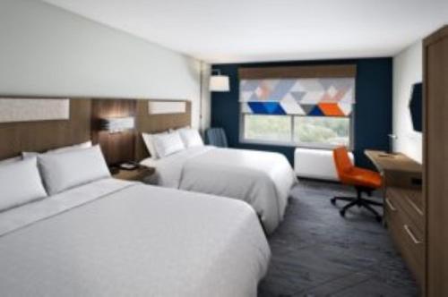 Cette chambre comprend deux lits et un bureau. dans l'établissement Holiday Inn Express - Akron NW - Fairlawn, an IHG Hotel, à Akron