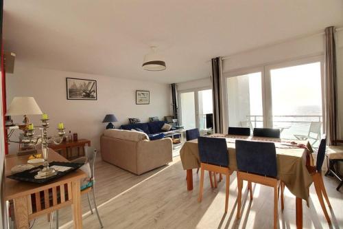 Χώρος καθιστικού στο Annonce professionnelle. Grand appartement face mer au 4ème étage, 3 chambres, avec WIFI