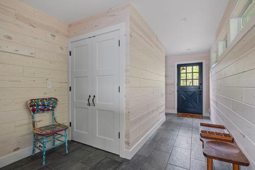 a hallway with a door and a chair and a door at Gasthaus Fox in Bridgman
