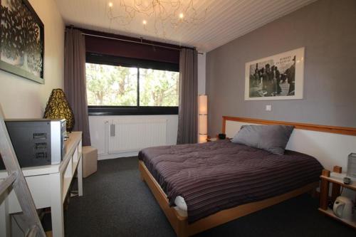 Ένα ή περισσότερα κρεβάτια σε δωμάτιο στο Annonce professionnelle. Jolie maison de vacances 4 chambres avec jardin à proximité de la mer.