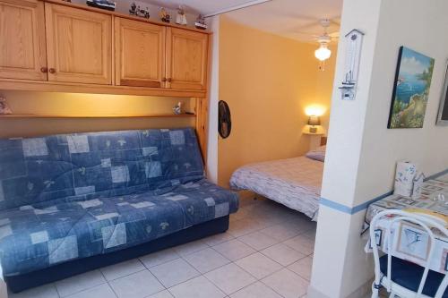 une petite chambre avec un lit et une petite chambre dans l'établissement 2min à pied de la plage Grande terrasse, au Barcarès