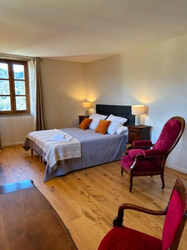a bedroom with a large bed and a chair at Casa Surgente in Carcheto
