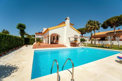 Villa con piscina y iglesia en Villa La Caleta - Private Pool and Garden, en Islantilla
