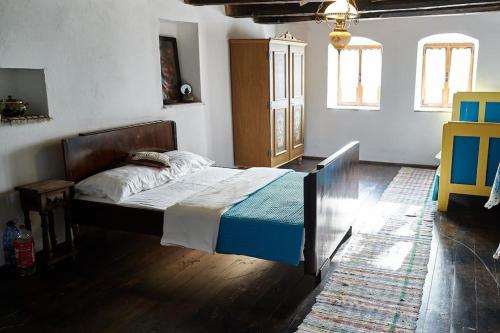 a bedroom with a bed with a wooden headboard at Casa Klein- întreaga locație in Meşendorf