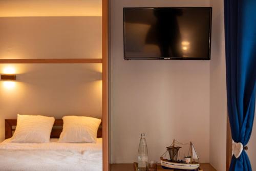 ein Schlafzimmer mit einem Bett und einem TV an der Wand in der Unterkunft Sechex Nous in Margencel