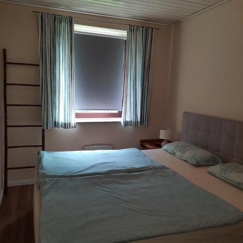 a bedroom with a large bed and a window at Kiteblick in Büsum