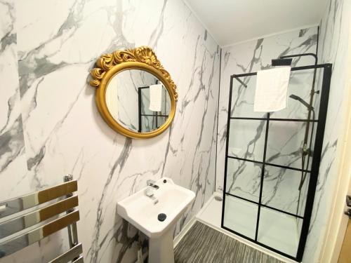 een badkamer met een wastafel en een spiegel bij Kaoglen-GrandSuite-Hot Tub-Pitlochry-Dunkeld-Pet Friendly in Balnald
