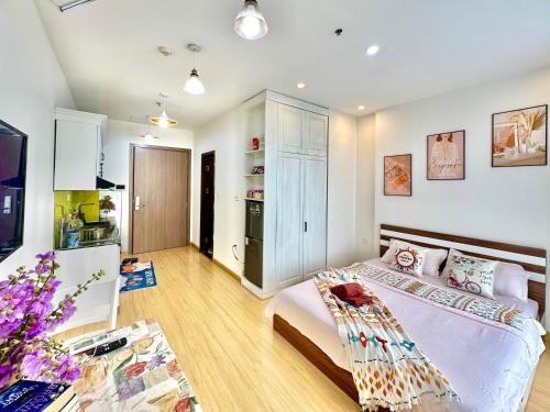 Postel nebo postele na pokoji v ubytování Căn Hộ Studio Đẹp, Đầy Đủ Tiện Nghi, Gym, Bể Bơi, Hồ Đi Bộ, Sân Tập Thể Thao