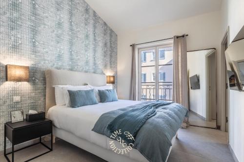 サントロペにあるA&A by Time Off Collectionの大きなベッドと窓のある寝室