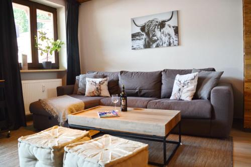 una sala de estar con sofá y una vaca en la pared en Burgblick en Marquartstein