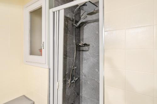 un bagno con doccia con porta in vetro di WELCS ESTUDIO 156 PDA en el centro a Platja  d'Aro