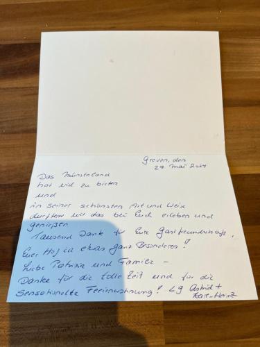 a handwritten letter on a white paper on a table at Wunderschöne Ferienwohnung mit Balkon auf dem Bauernhof in Greven