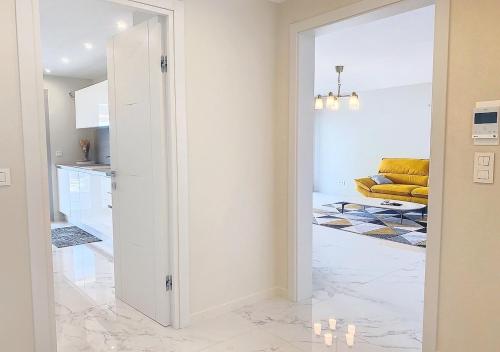 - un couloir avec une porte coulissante menant au salon dans l'établissement Horizon bleu vue mer dernier étage clim, à Saint-Laurent-du-Var