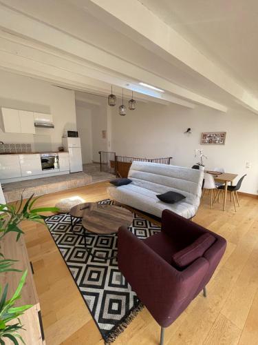 un salon avec un canapé et une table dans l'établissement Le Nid d'abeille, la ruche rurale, à Manosque