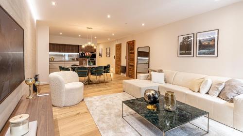 ein Wohnzimmer mit Sofa und Tisch in der Unterkunft L'Écrin Alpin - Centre historique - Haut standing in Chambéry