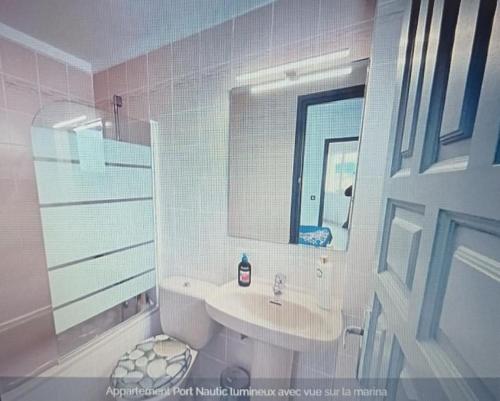 a bathroom with a sink and a mirror at Appartement port Nautic 5 Empuria in Empuriabrava