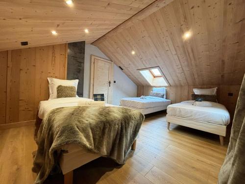 a bedroom with two beds in a attic at Chalet l'Abériot in Montriond