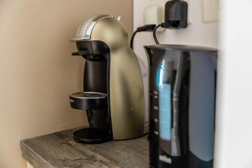 a coffee machine sitting on a counter next to a coffee maker at Characterful ground floor townhouse in Tal-Għoqod
