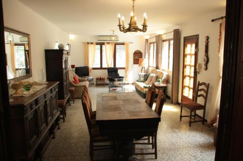 un salon avec une table à manger et un salon avec un canapé dans l'établissement appartement 100 m 2 situé dans pinède et villa familiale, à Ensuès-la-Redonne