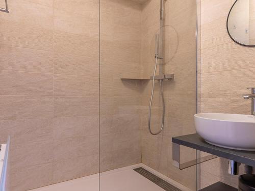 een badkamer met een wastafel en een glazen douche bij Appartement Avoriaz, 3 pièces, 5 personnes - FR-1-314-179 in Avoriaz