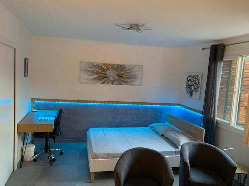 une chambre avec un lit, un bureau et une table dans l'établissement Grand studio très agréable avec bar, cuisine et terrasse, à Cagnes-sur-Mer